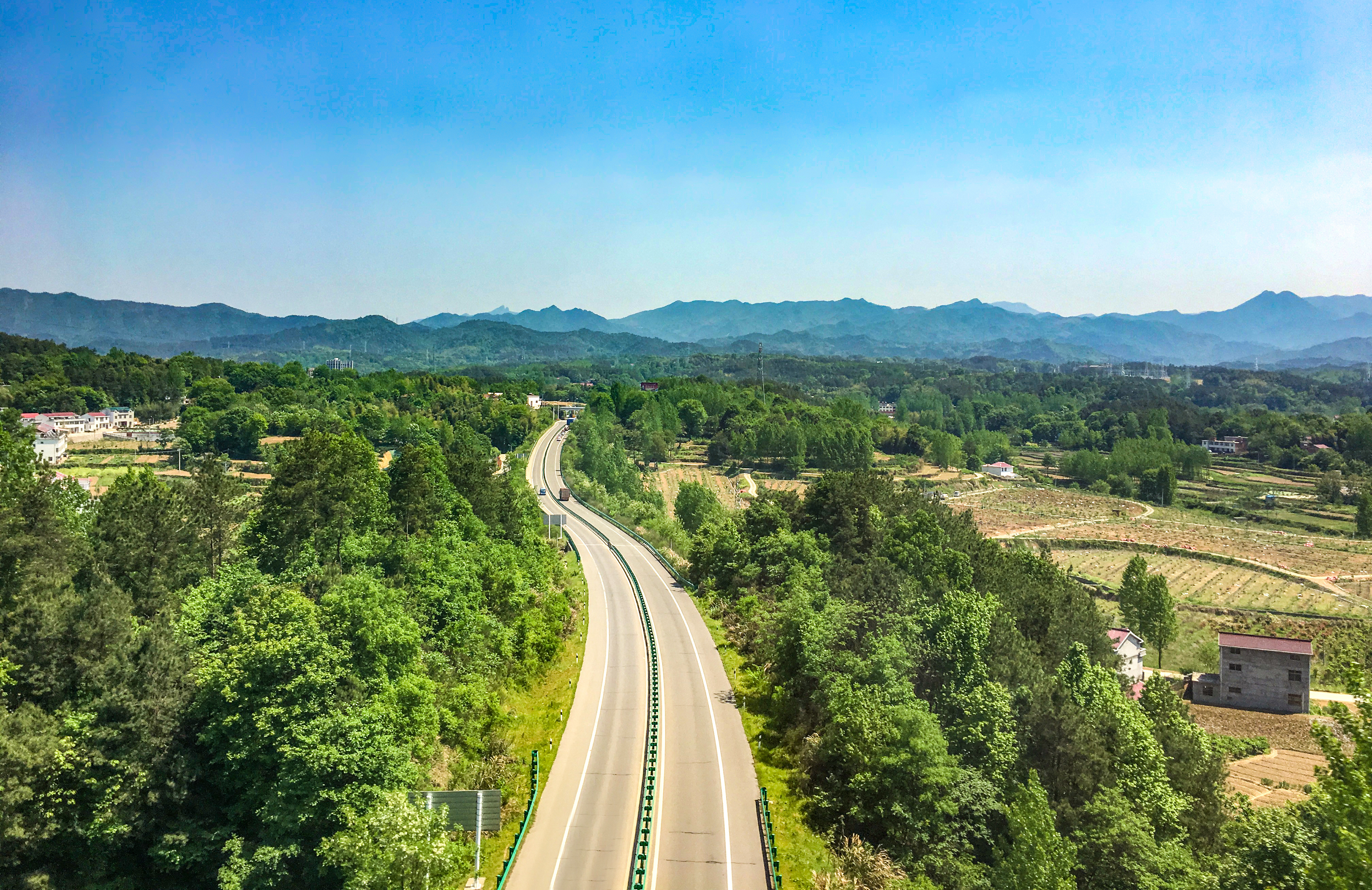 摄图网_501602662_农村公路航拍(企业商用).jpg 摄图网_501602662_农村公路航拍(企业商用).jpg